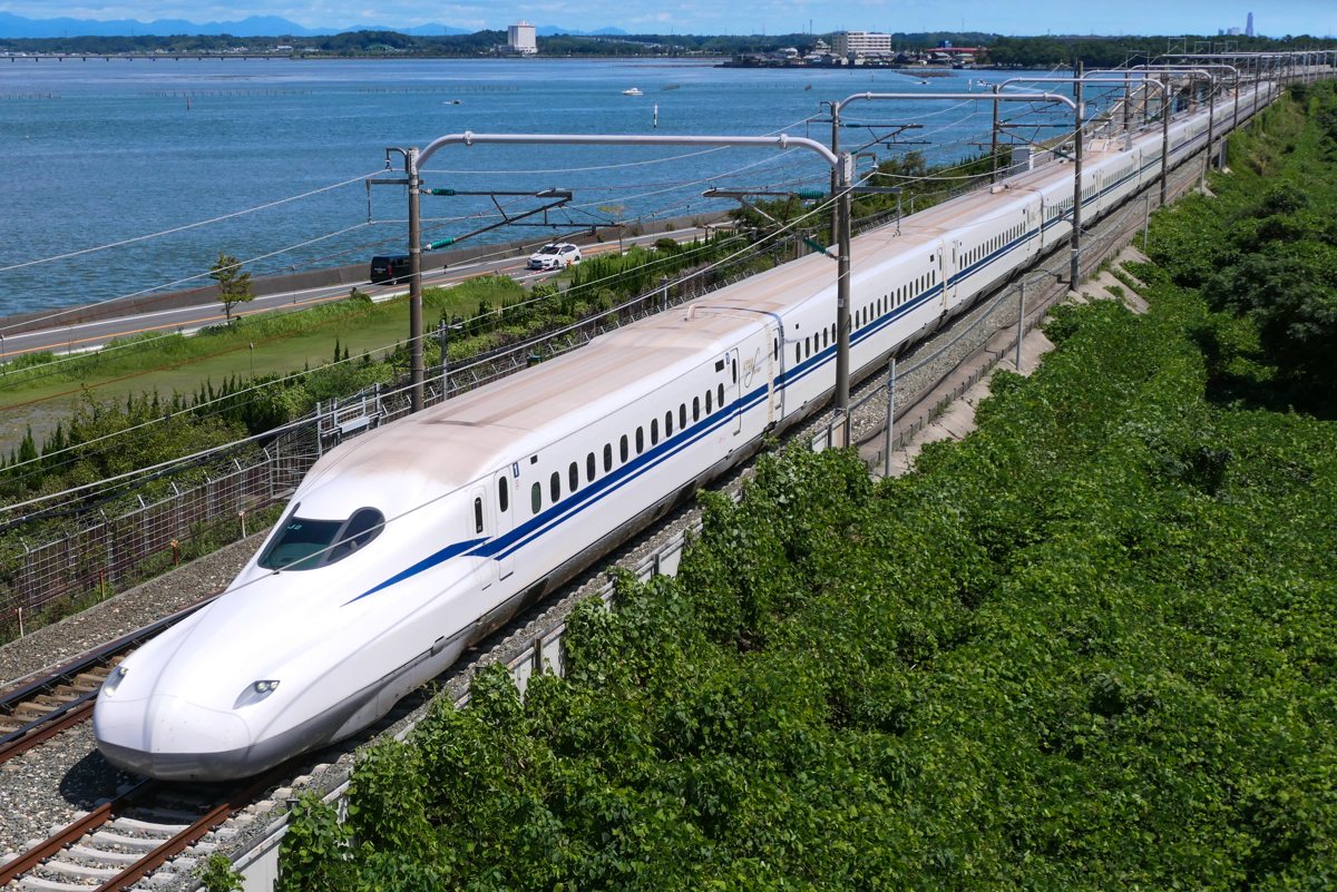浜松と豊橋の間を走るJR東海N700S系J2編成、2021年撮影
