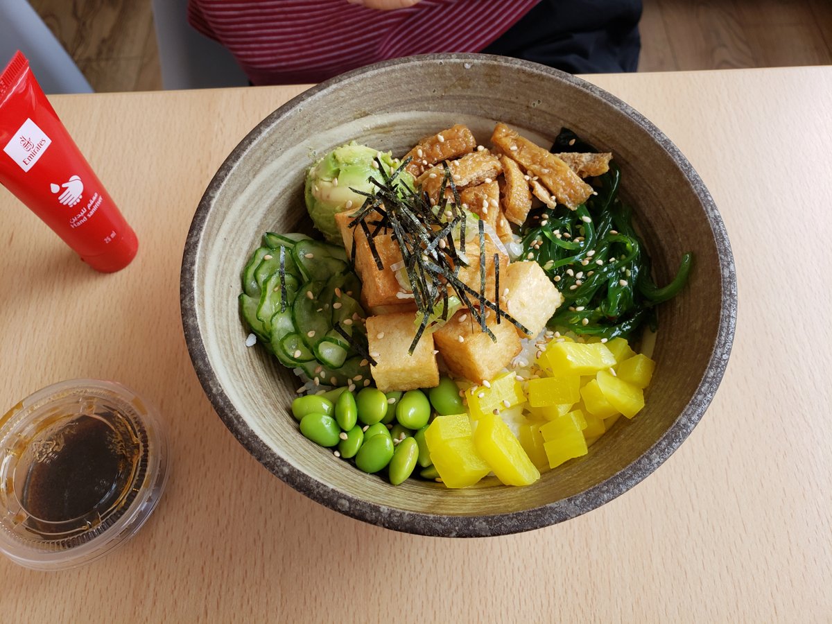 わさびしょうゆを添えた揚げ豆腐のポケボウル、2023年撮影