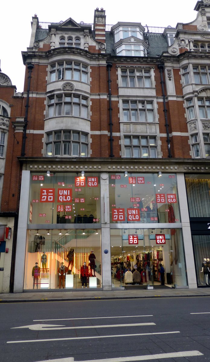 ロンドンのケンジントン・ハイ・ストリートにあるユニクロの店舗、2012年撮影
