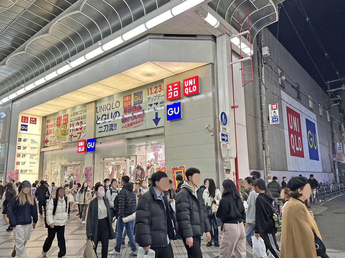 ユニクロとジーユーの看板が並ぶ大阪・心斎橋の店舗、2023年撮影